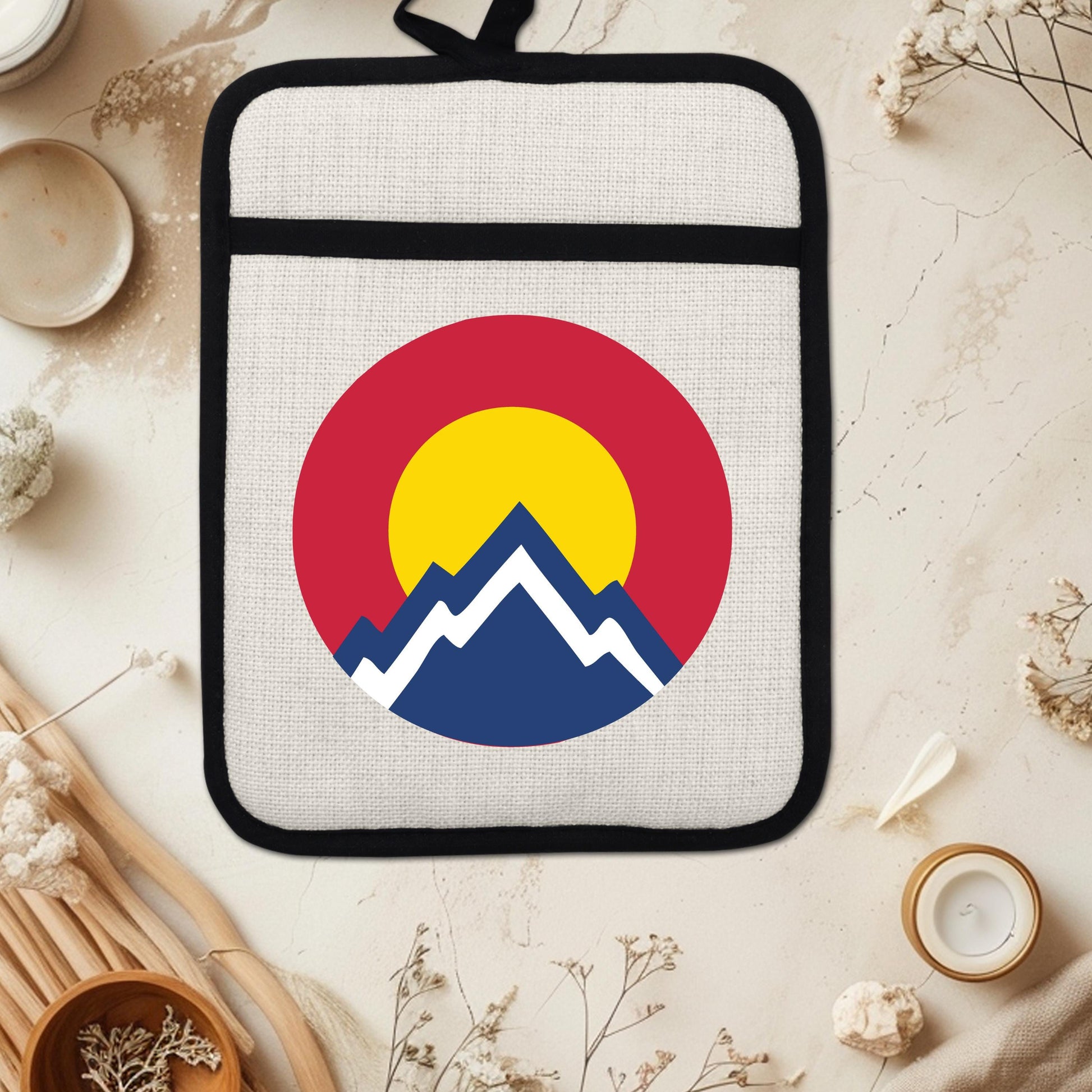 Colorado Pot Holder | Silicone Pocket Oven Mitt With Heat Resistant Trivet - lifestyle view